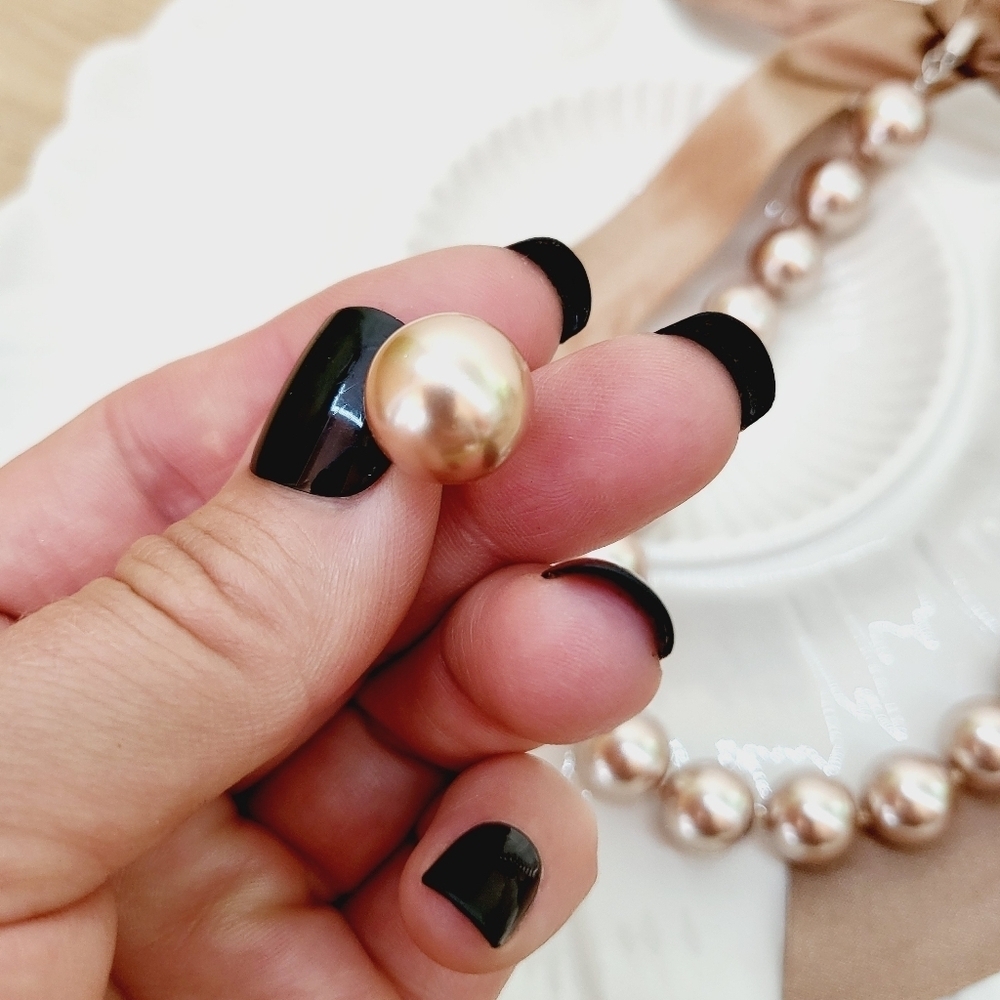 Vintage faux pearls with ribbon tie and matching pearl earrings - Picture 5 of 11